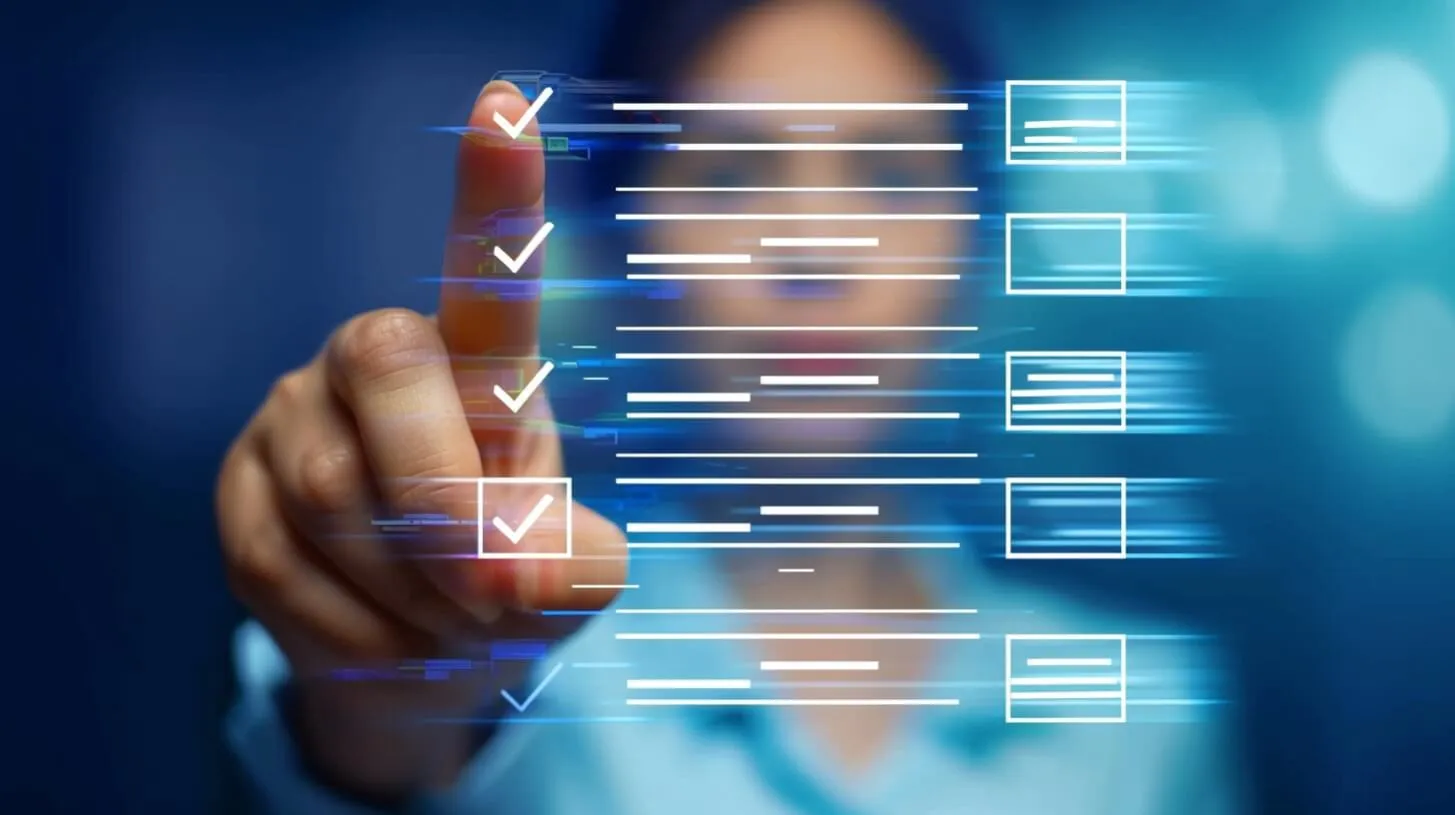 Administrador de TI presiona pantalla con lista de verificación de gestión de operaciones del centro de datos