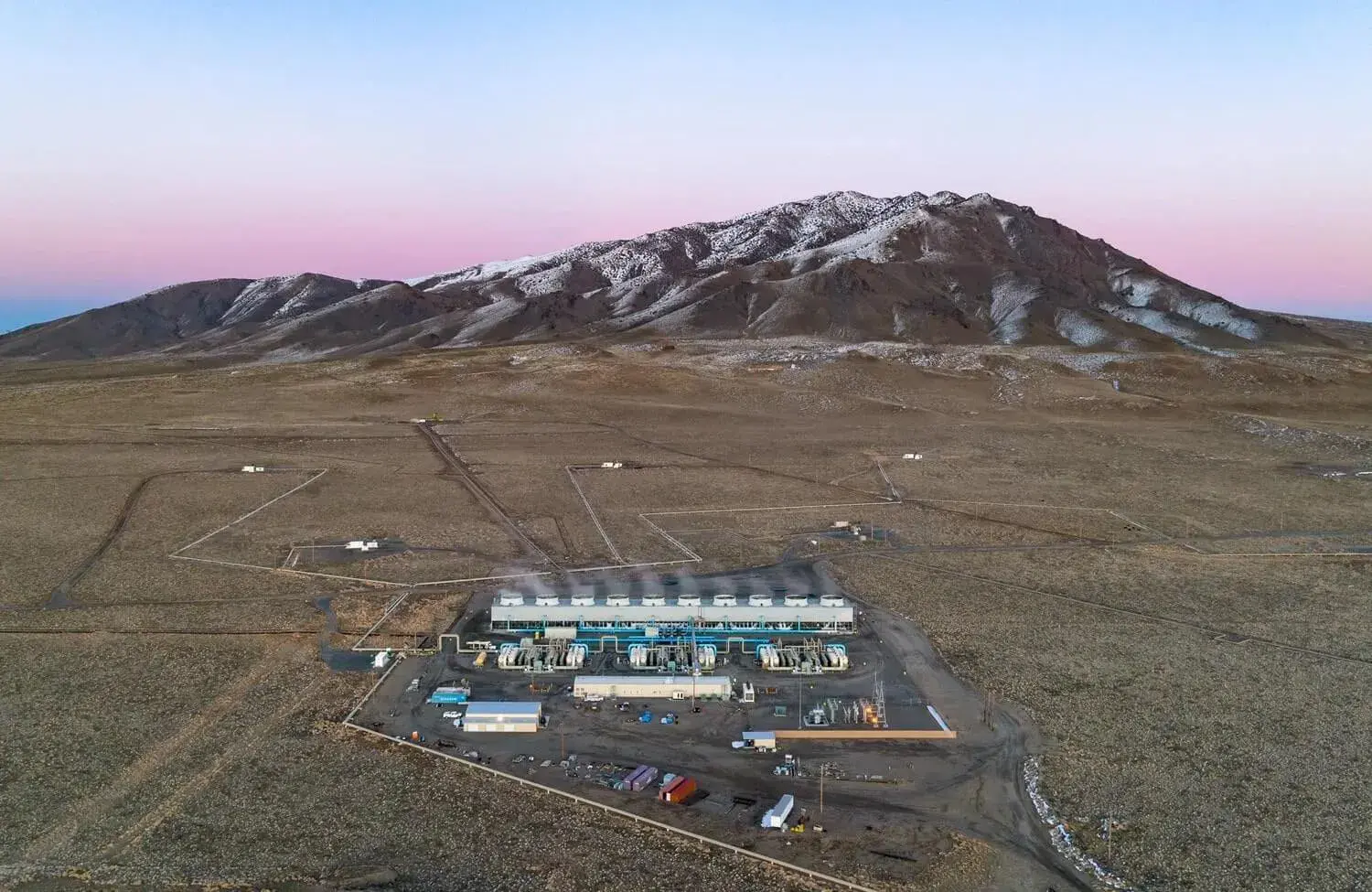 Vista aérea de la planta geotérmica de Google y Fervo en Nevada para energías renovables y las montañas al fondo