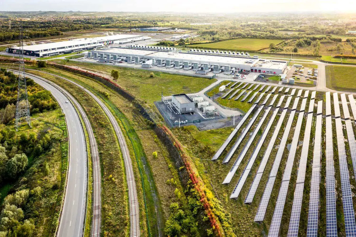 Vista aérea del centro de datos de Google en Saint-Ghislain Bélgica con energía renovable de granja de paneles solares