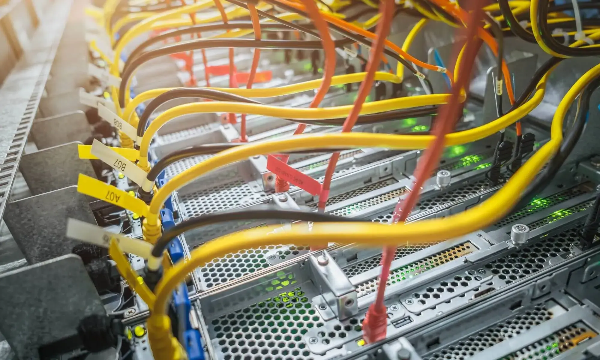 Servidores de infraestructura de TI seguros con conexiones de red de Alibaba