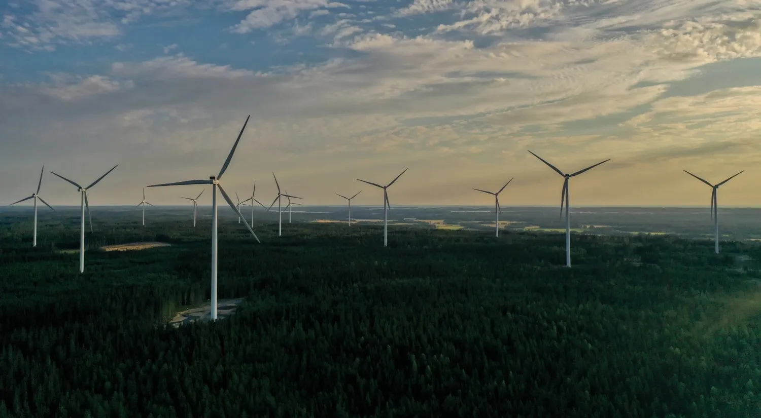 Turbinas amazónicas generando electricidad limpia en un gran parque eólico en un extenso bosque