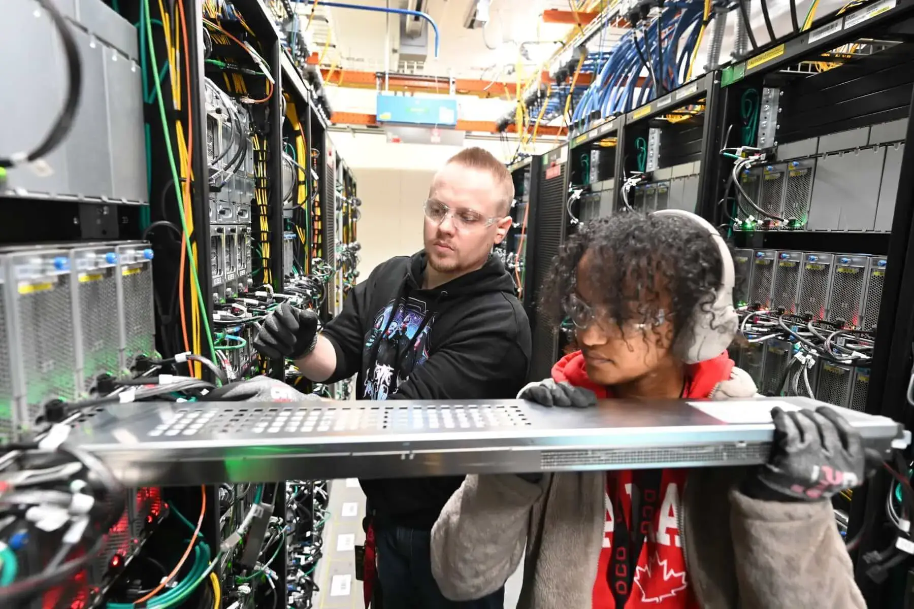 Técnicos de Amazon AWS trabajando en hardware de servidor en un centro de datos ubicado en Canadá