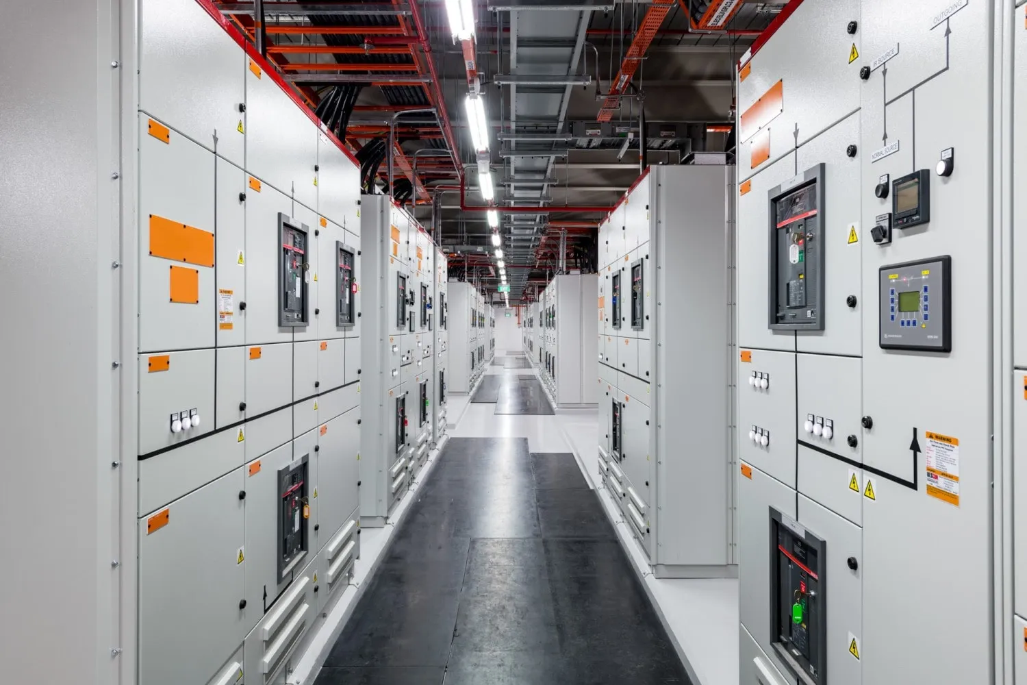 Conmutadores de transferencia automática ATS ubicados dentro de la sala eléctrica del centro de datos de Google en Singapur