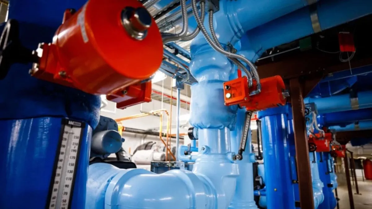 AWS Infraestructura Mecánica Tuberías de Refrigeración Válvulas Medidores en una Instalación para Sistemas de Agua