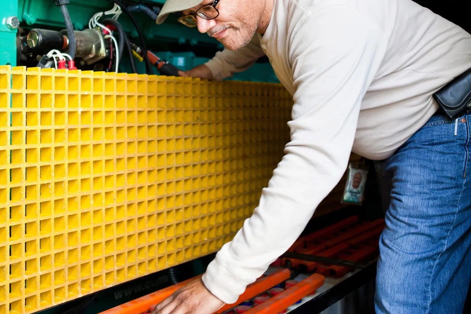 Bancos de baterías siendo inspeccionados visualmente en la granja de servidores del condado de Douglas, Georgia, listos y cargados
