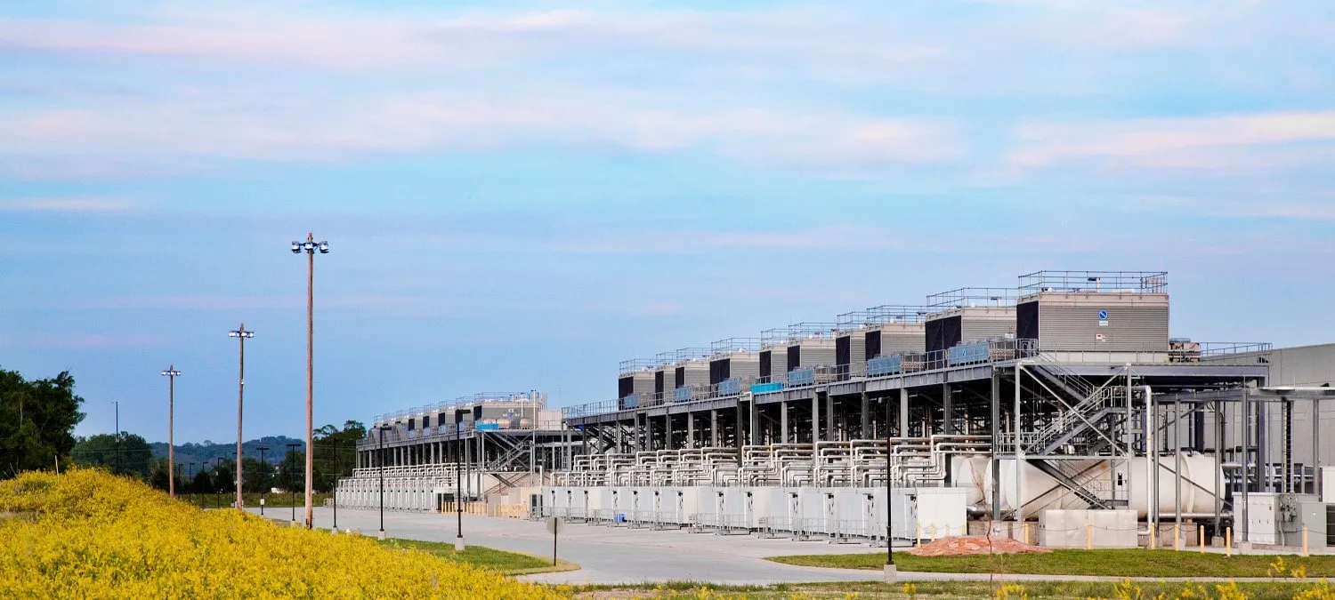 Torres de enfriamiento en la cima del centro de datos de Google en el área de infraestructura exterior de Council Bluffs Iowa