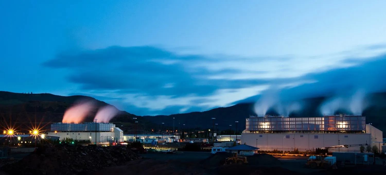 Torres de enfriamiento de centros de datos con columnas de vapor emitidas al aire desde las instalaciones de Google en The Dalles Oregon