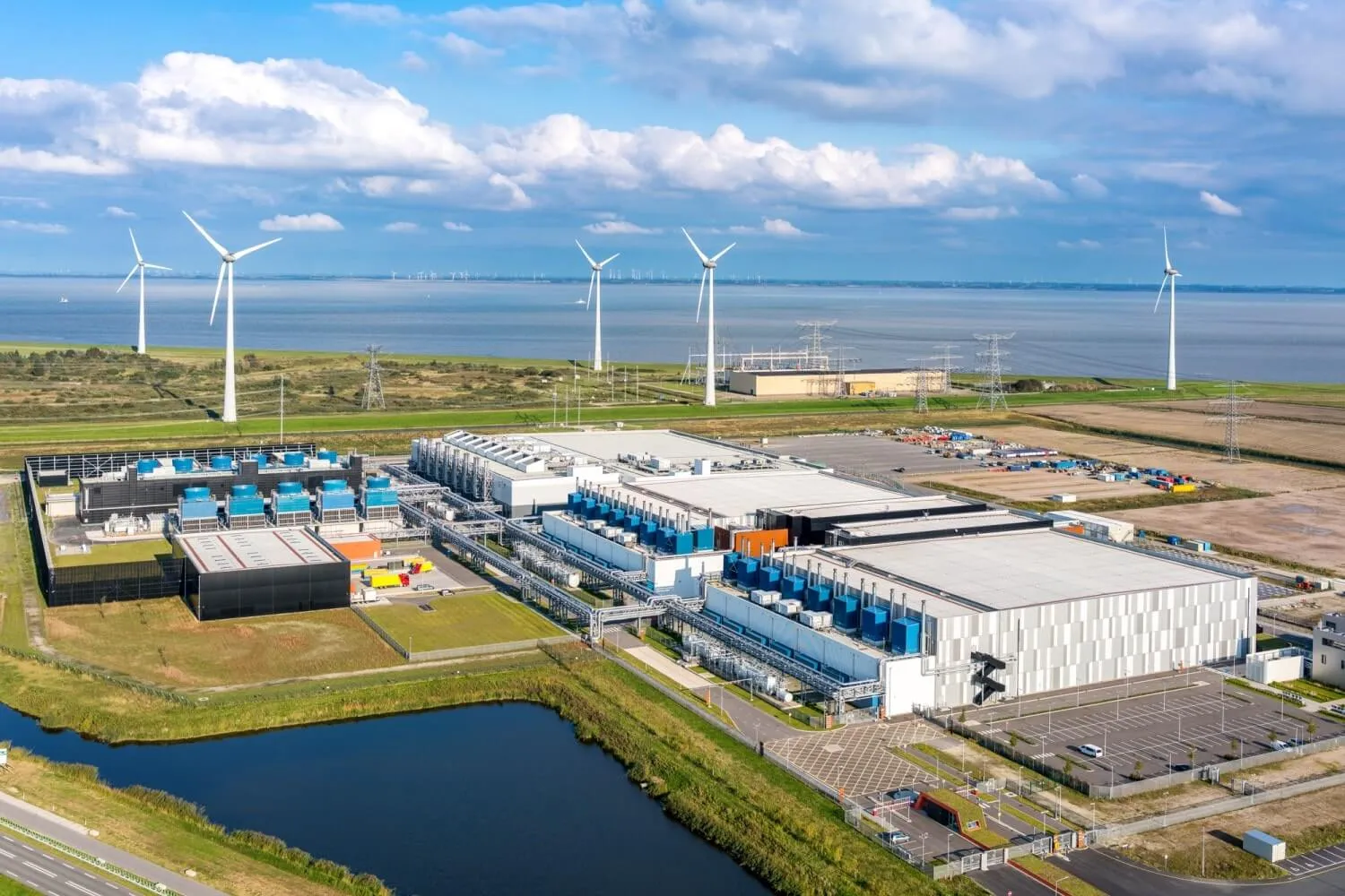 Centro de datos de Google Eemshaven Países Bajos con turbinas eólicas para generación de energía renovable in situ