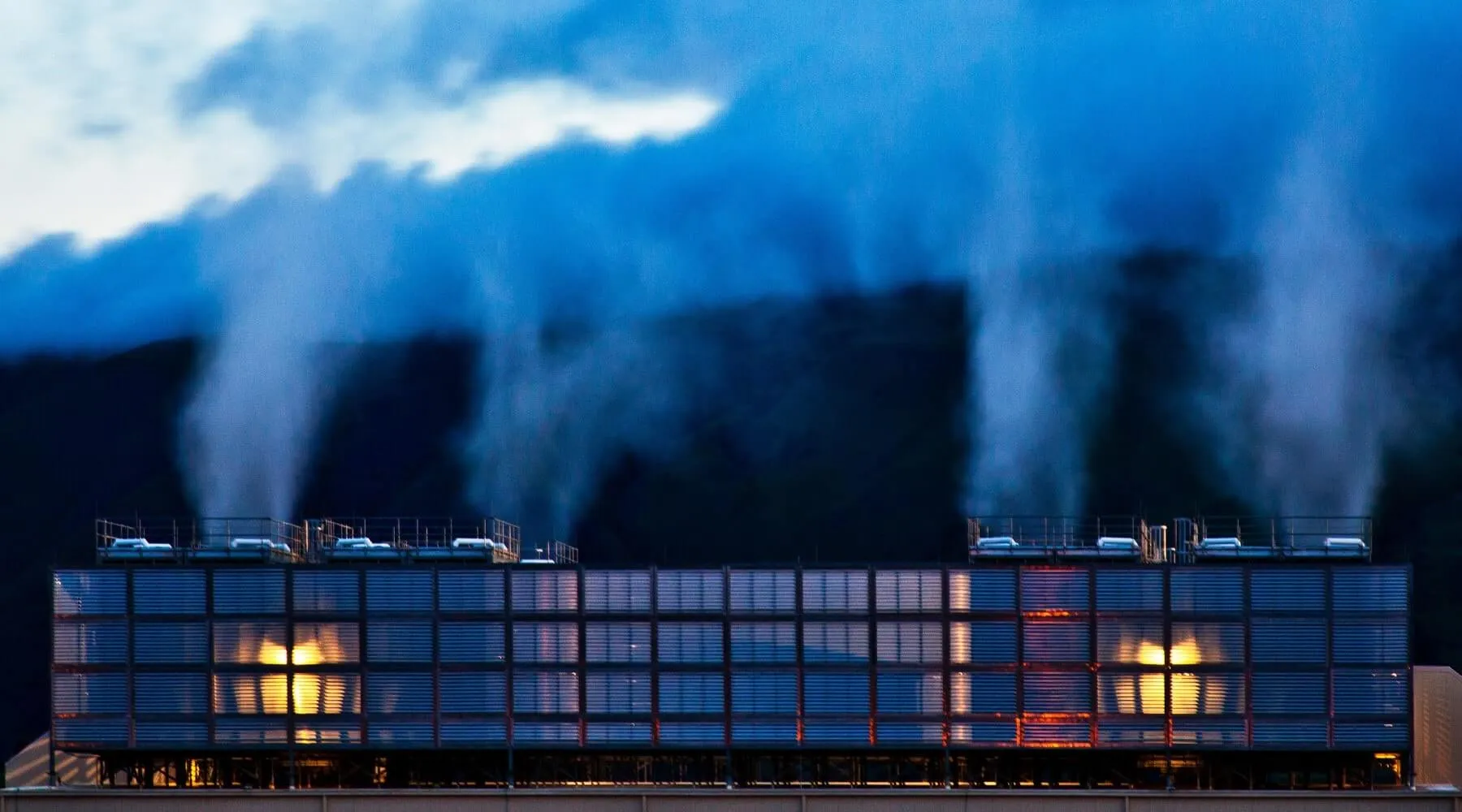 Centro de datos de Google en The Dalles Oregon libera vapor y agua al aire
