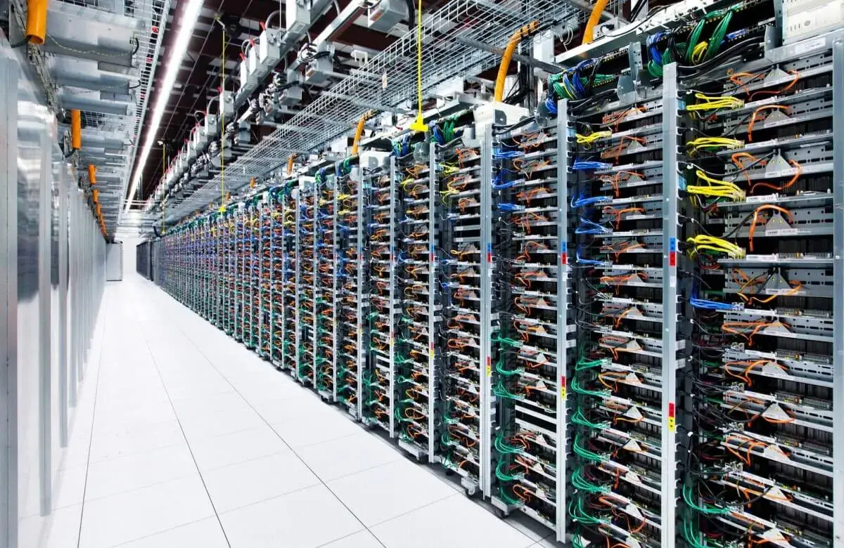 Infraestructura de Racks de Servidores de Centros de Datos en Filas dentro de una Instalación Segura