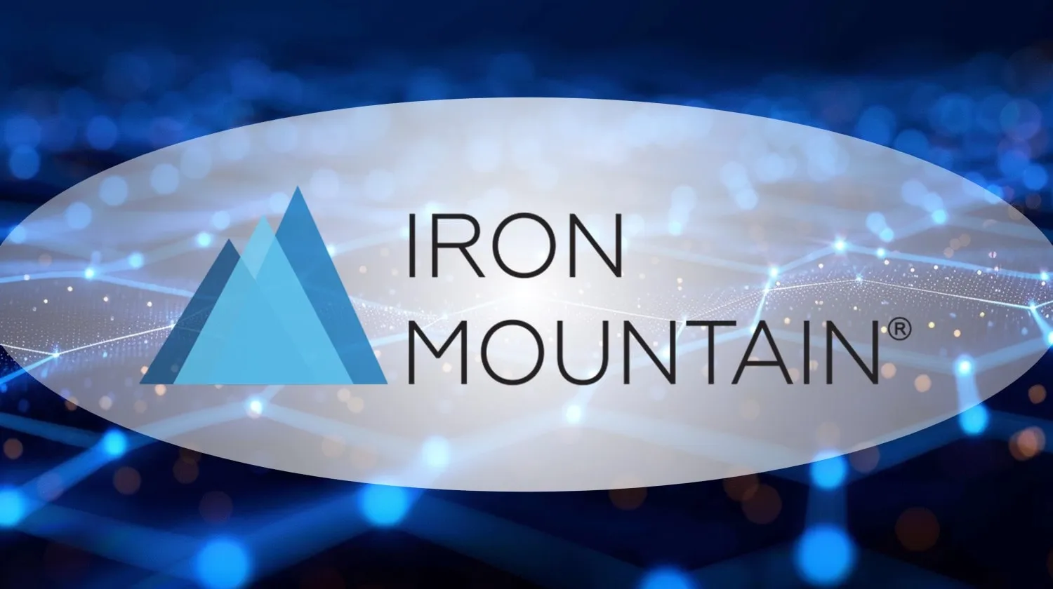 Iron Mountain brilla con rayos de luz sobre un fondo de red digital en infraestructura