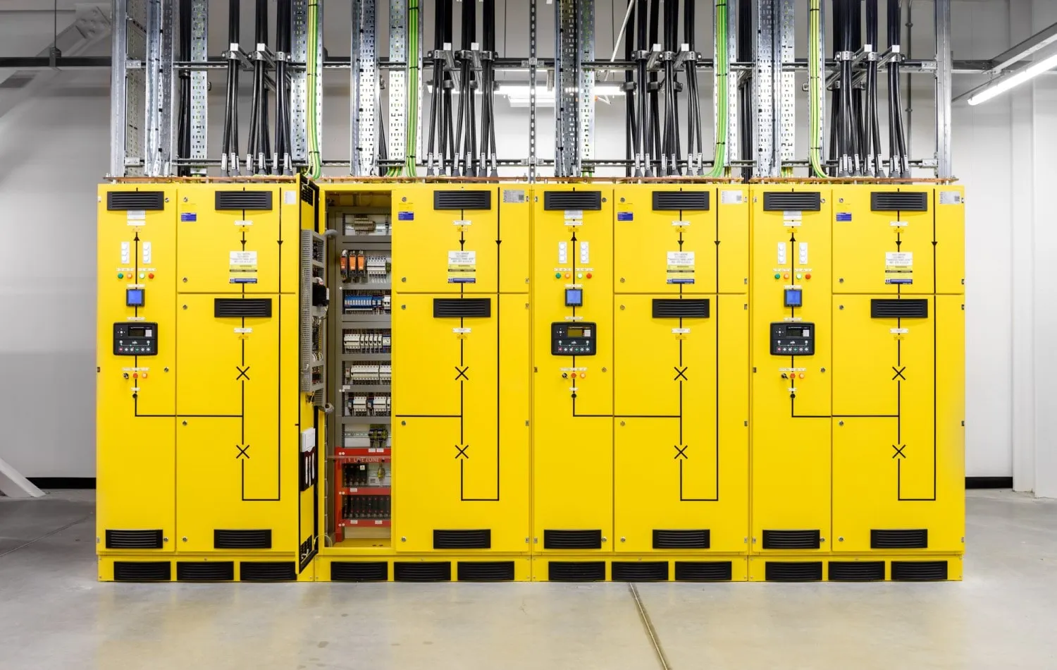 Transformadores dentro del centro de datos de Google en Dublín Irlanda impulsan esta moderna instalación