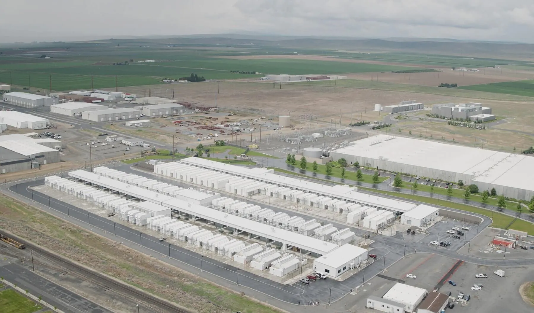 Exterior del edificio del centro de datos de Microsoft Azure en el estado de Washington, Estados Unidos, EE. UU.