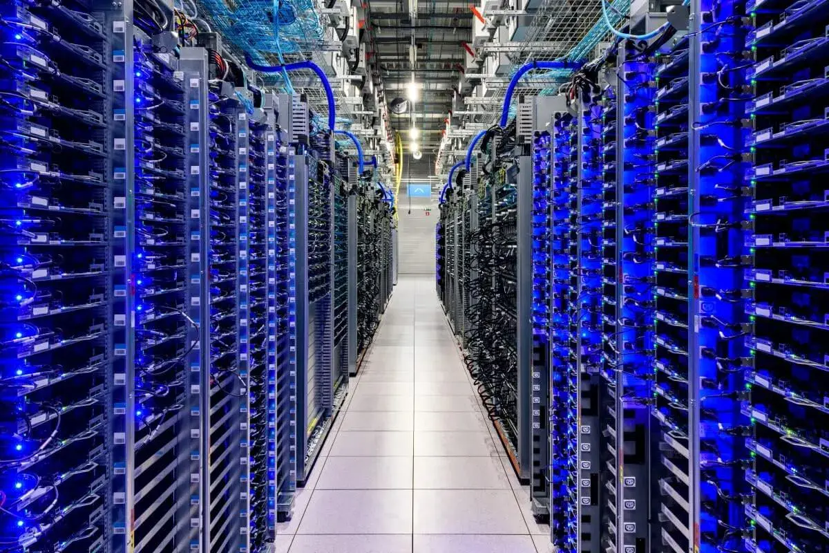 Racks de servidores alojados en una instalación de infraestructura digital para procesamiento