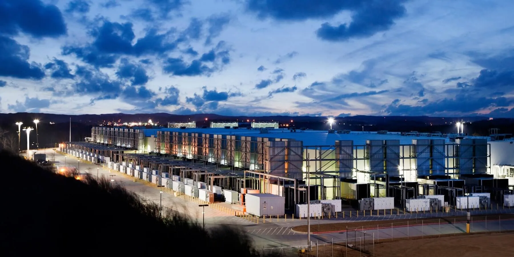 Arquitectura física para el exterior del edificio del centro de datos de Google en las afueras de Atlanta en el condado de Douglas, Georgia