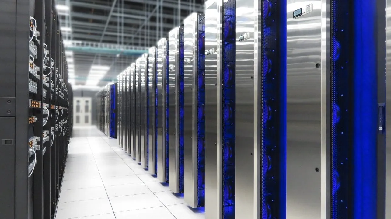 Tesla Data Center Elon Musk Filas de racks de servidores plateados y negros con infraestructura azul