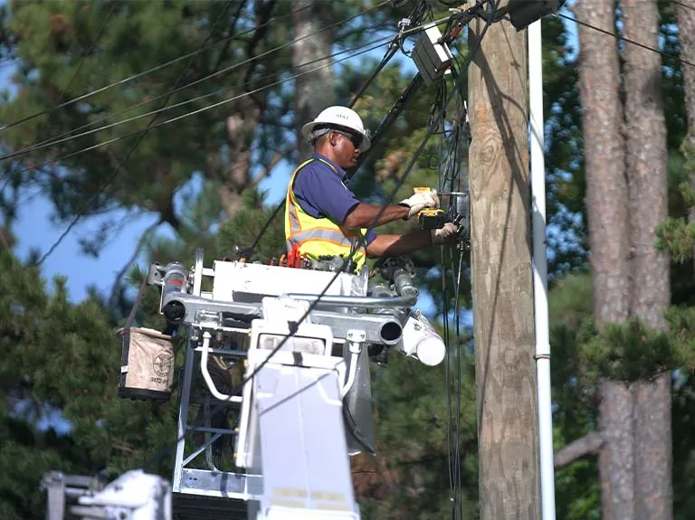 Proceso de construcción de fibra óptica aérea Overlash Overlashing