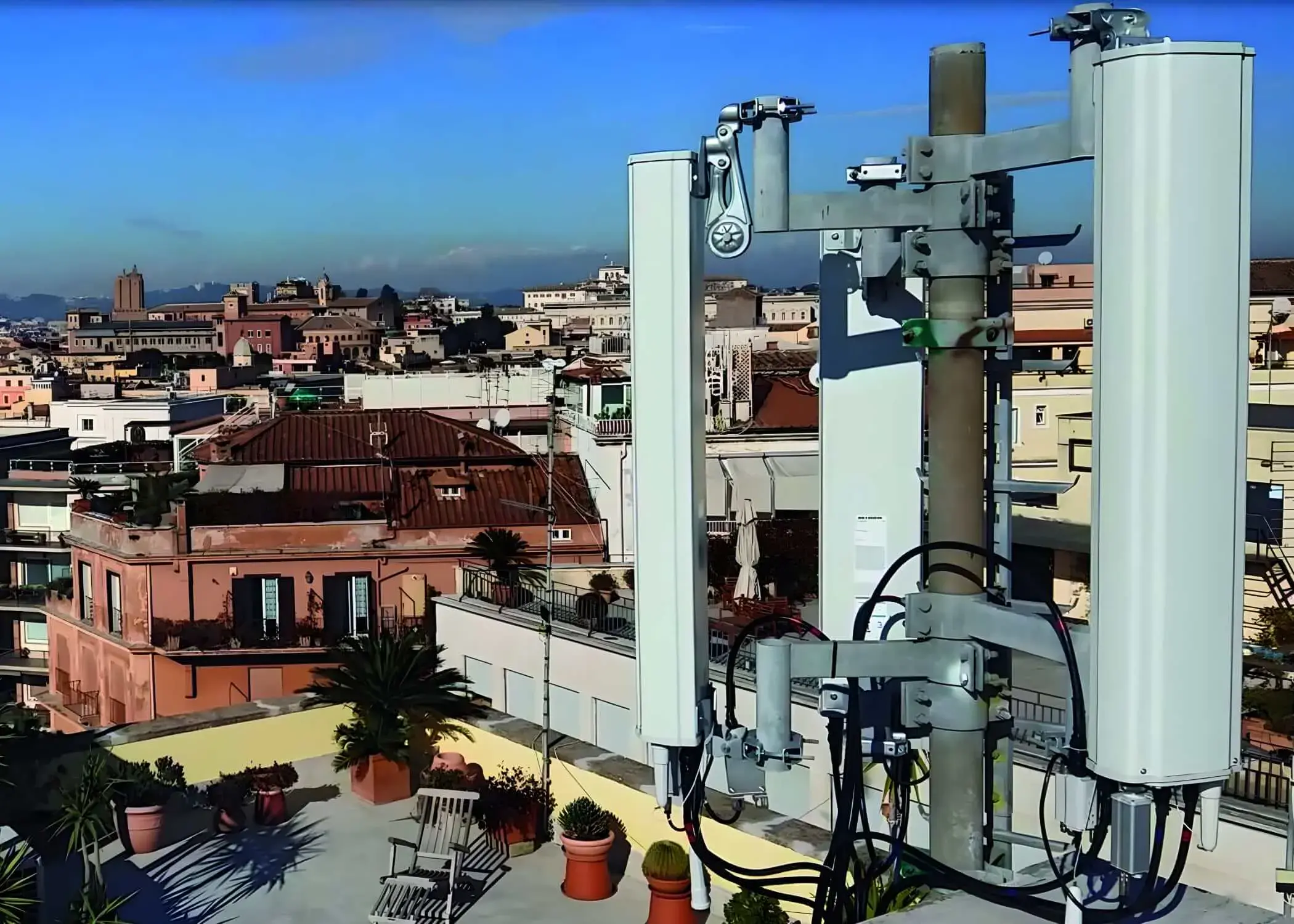 Cellnex cede 3,2 mil solares en azoteas en Francia a Phoenix Tower