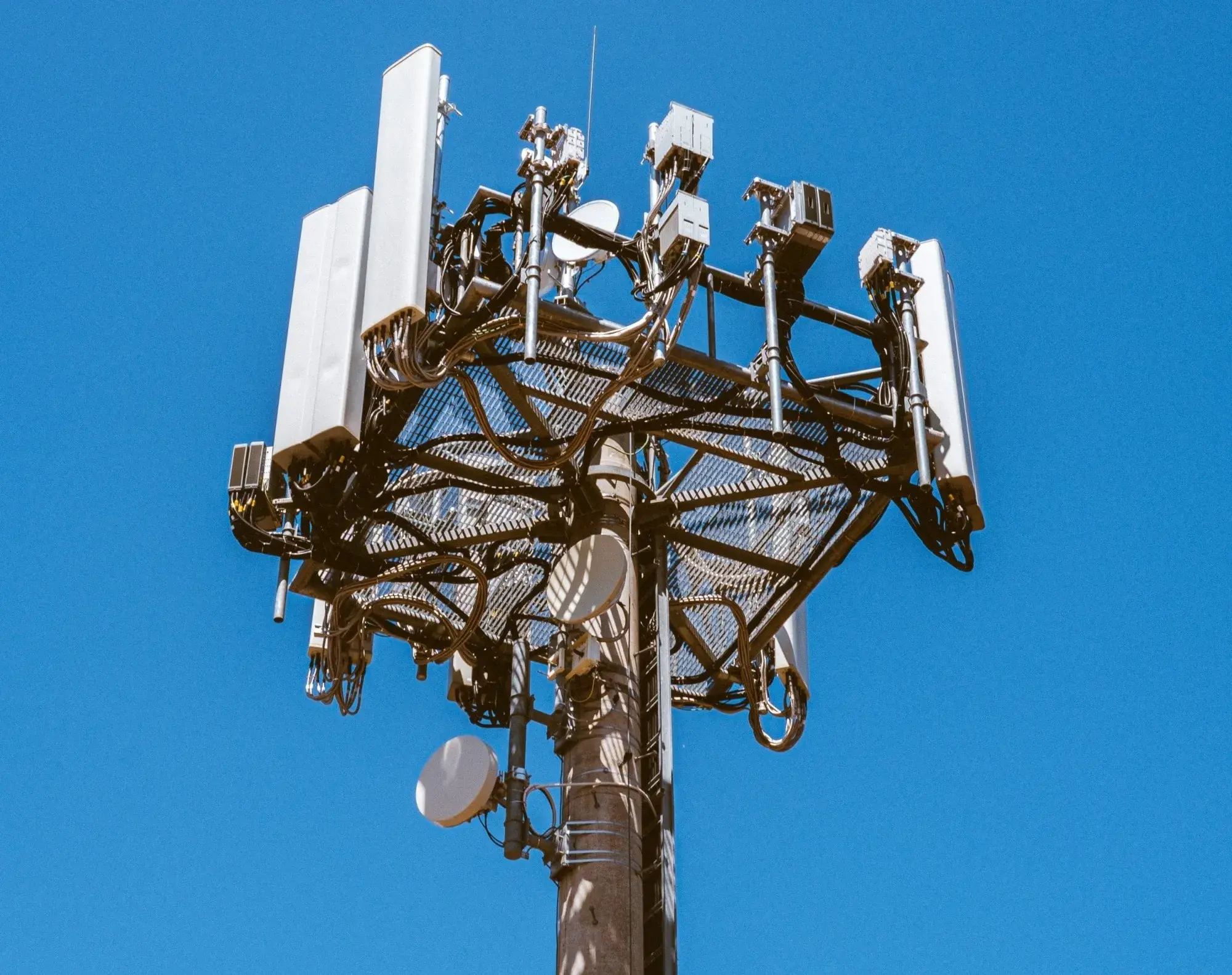 Cellnex adquiere 24,6k torres a CK Hutchison por 10.000 millones de euros