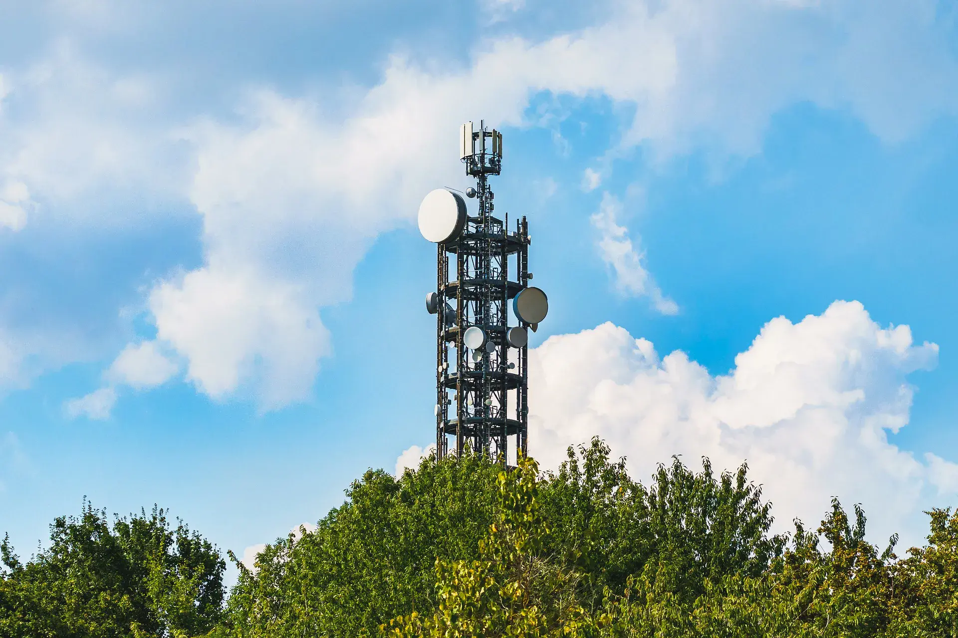 Who Owns the 5G Cellular Towers in the United States?